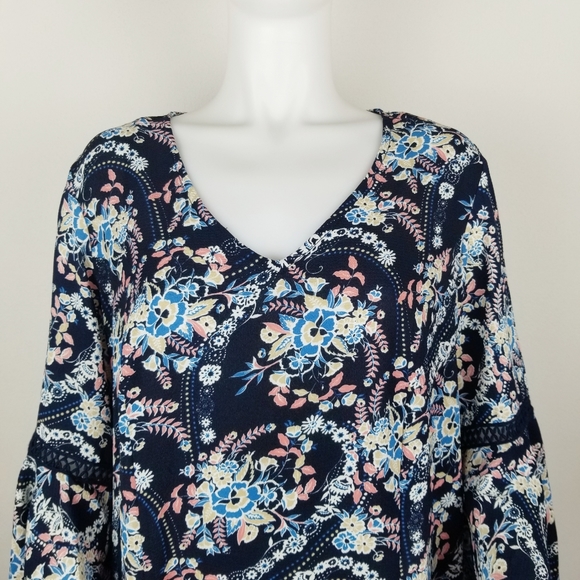 Westport 1X Blue Floral Bell Sleeve V-Neck - Picture 2 of 8